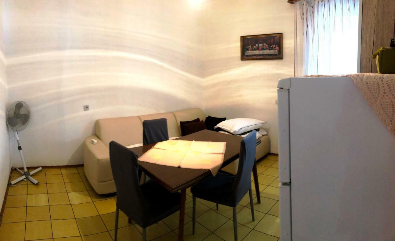 Apartmani Zorka โปดสตรานา ภายนอก รูปภาพ